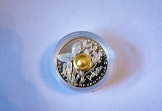 Piękna moneta okolicznościowa z roku 2008 wydana z okazji Olimpiady w Pekinie/Moneta serbrna o próbie 925. Waga 14,14g. Środek pozłacany. Monetę podarował Pan Mieczysaw Kozioł