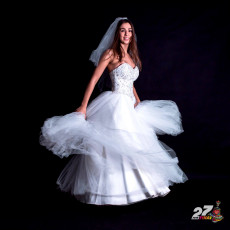 Cudowna suknia ślubna z haftowaną zdobieniami górą wraz z welonem.